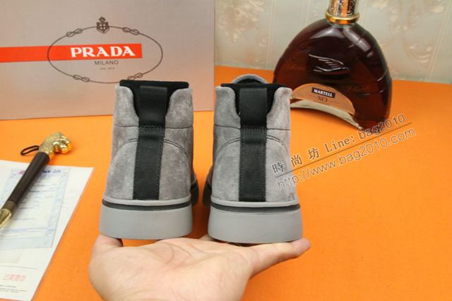 PRADA男鞋 普拉達新款男士時尚休閒鞋 義大利頭層牛反絨 高幫男板鞋  hdx13536